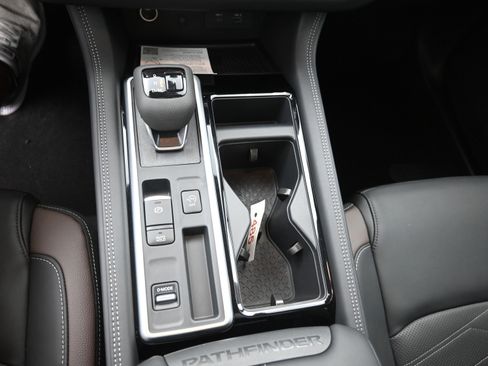 New 2025 Nissan Pathfinder Platinum image 18