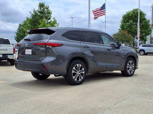 Used 2022 Toyota Highlander XLE FWD image 5