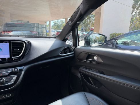 Used 2025 Chrysler Pacifica Select image 31