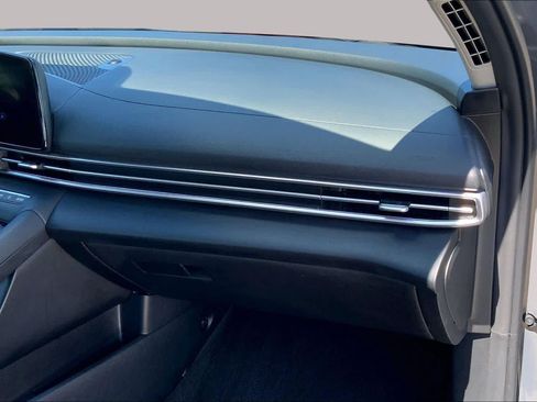 Used 2025 Hyundai Elantra Limited FWD image 19