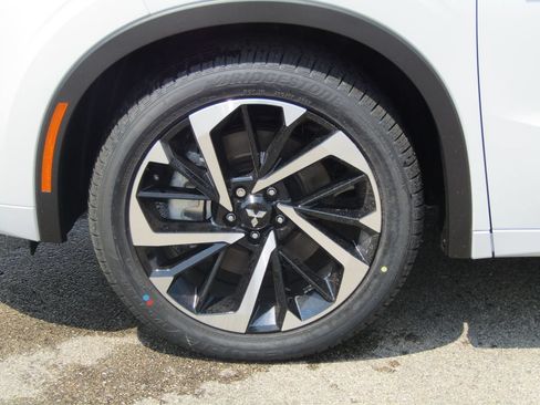 Used 2025 Mitsubishi Outlander 4WD Plug-In Hybrid image 3