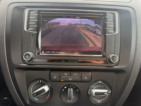 Used 2017 Volkswagen Jetta SE FWD image 24