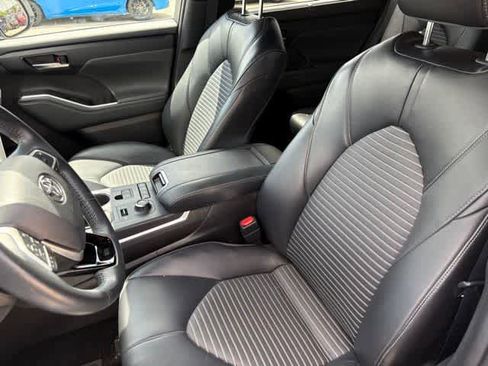 Used 2022 Toyota Highlander XSE AWD/4WD image 11
