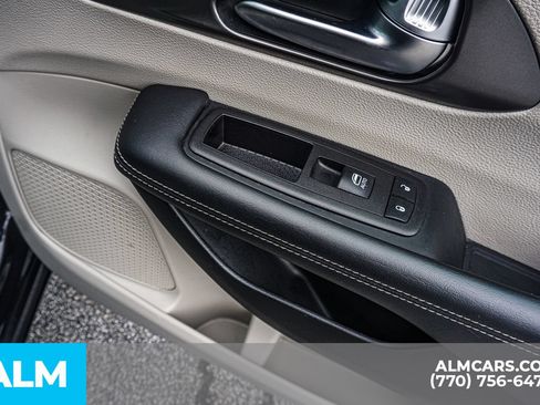Used 2023 Chrysler Pacifica Touring-L FWD image 48
