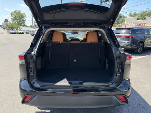 Used 2022 Toyota Highlander XLE AWD/4WD image 13