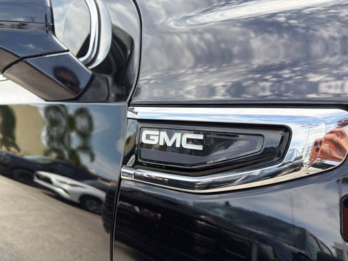Used 2023 GMC Yukon SLT AWD/4WD image 8