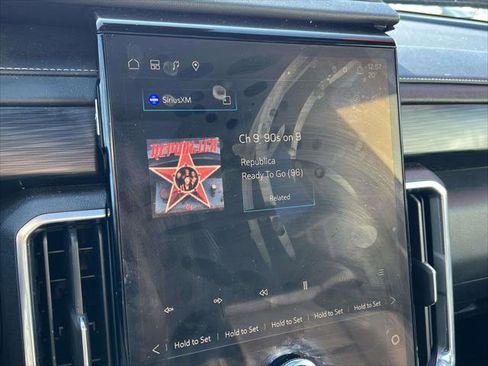 Certified 2025 GMC Acadia Elevation w/ Elevation Premium Package image 27