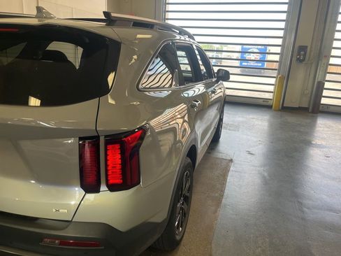 Used 2023 Kia Sorento S w/ Panoramic Sunroof Package AWD/4WD image 9