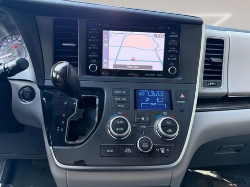 Used 2020 Toyota Sienna XLE w/ XLE Navigation Package FWD image 22