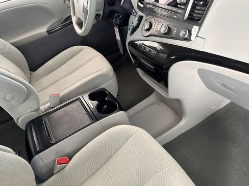 Used 2012 Toyota Sienna LE image 30