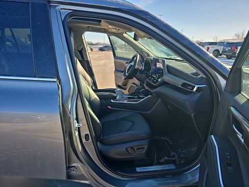 Used 2025 Toyota Highlander Platinum image 13