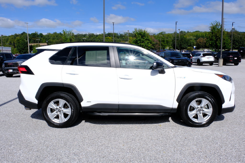 Used 2021 Toyota RAV4 LE AWD/4WD image 2