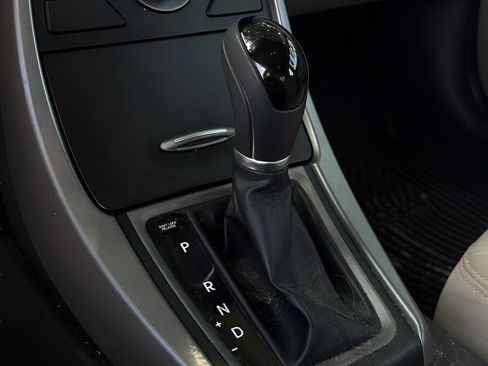 Used 2014 Hyundai Elantra SE FWD image 28