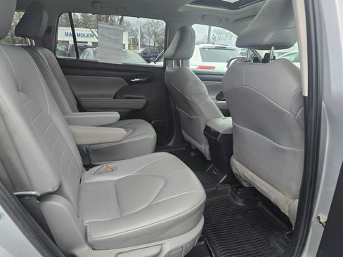Used 2021 Toyota Highlander XLE AWD/4WD image 13