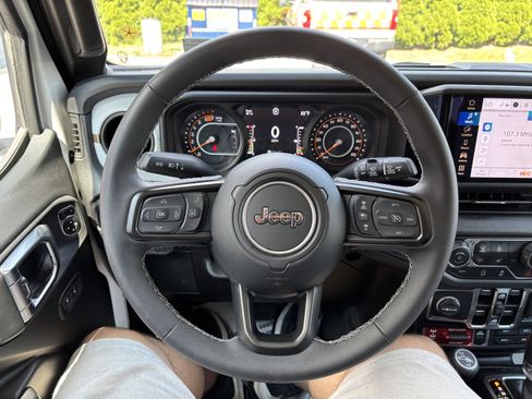 Used 2025 Jeep Wrangler Unlimited Sport AWD/4WD image 18