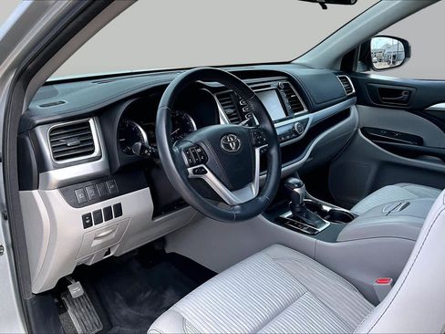 Used 2018 Toyota Highlander Plus FWD image 16