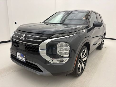 Used 2025 Mitsubishi Outlander SE FWD image 15