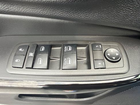 Used 2021 Jeep Cherokee Latitude Plus AWD/4WD image 11