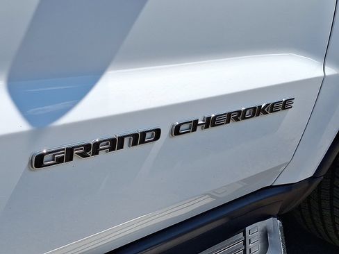 Used 2018 Jeep Grand Cherokee Limited AWD/4WD image 32