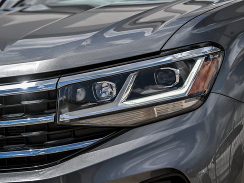 Used 2023 Volkswagen Atlas SE w/ Panoramic Sunroof Package AWD/4WD image 6