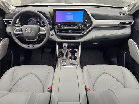 Used 2025 Toyota Highlander Platinum image 15