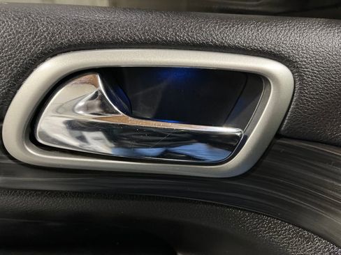 Used 2019 Jeep Grand Cherokee Altitude image 11