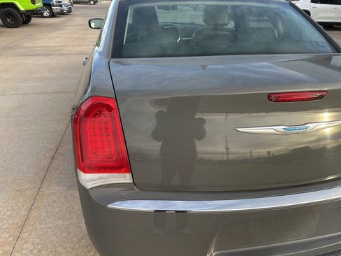 Used 2017 Chrysler 300 Limited image 25