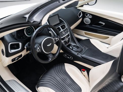 Used 2020 Aston Martin DB11 Volante image 2