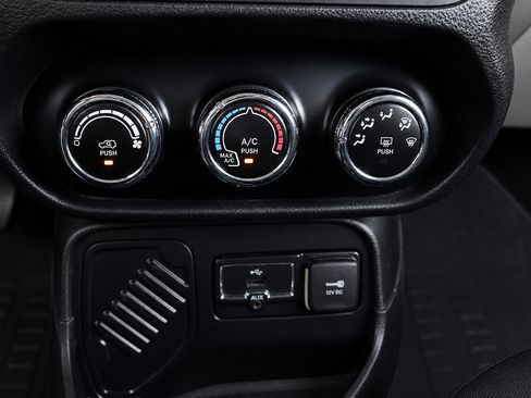 Used 2017 Jeep Renegade Altitude FWD image 31