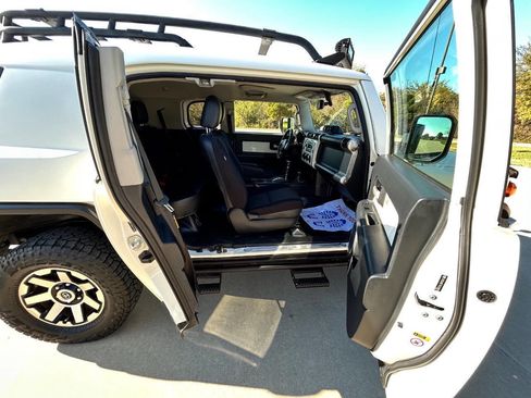 Used 2014 Toyota FJ Cruiser 4WD image 17
