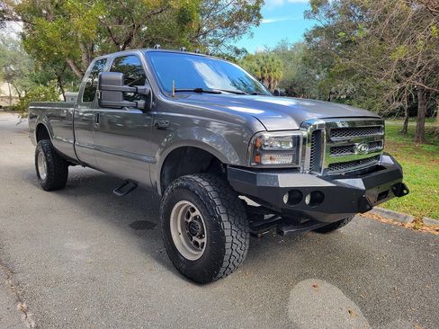 Used 2003 Ford F250 XLT image 2