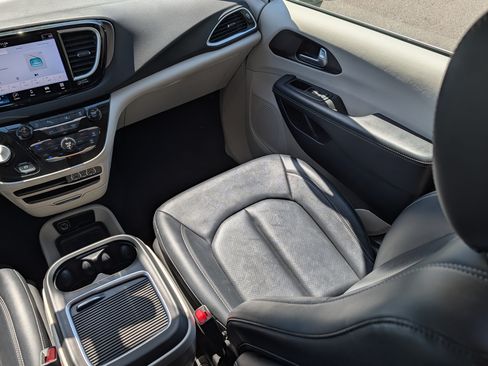 Used 2024 Chrysler Pacifica Touring-L FWD image 11