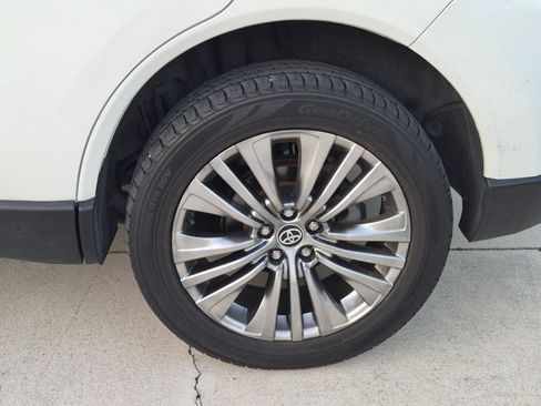 Used 2021 Toyota Venza XLE w/ Softex Package AWD/4WD image 9