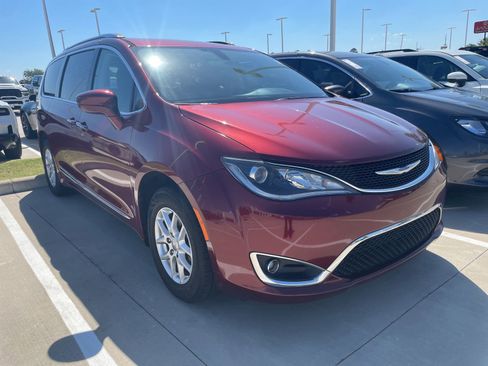 Used 2020 Chrysler Pacifica Touring-L FWD image 3