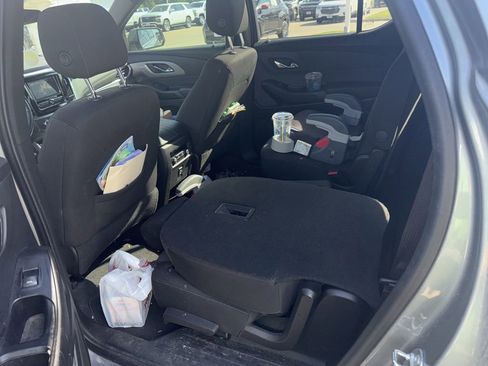 Used 2023 Chevrolet Traverse LT FWD image 7