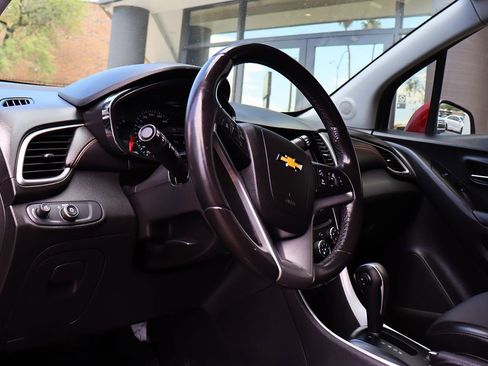 Used 2022 Chevrolet Trax LT w/ LT Convenience Package FWD image 38