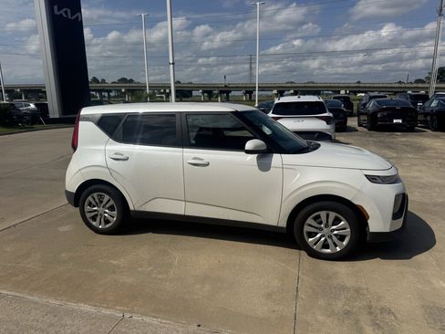Used 2022 Kia Soul LX FWD image 3