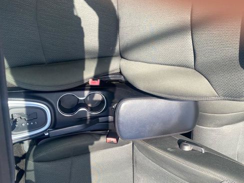 Used 2011 Chrysler 200 Touring FWD image 22