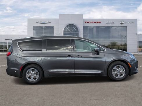 Used 2018 Chrysler Pacifica Limited w/ Advanced Safetytec Group FWD image 2