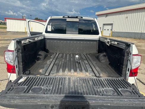 Used 2018 Nissan Titan PRO-4X AWD/4WD image 23
