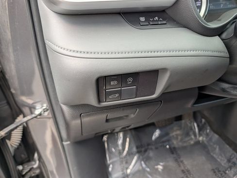 Used 2024 Toyota Highlander LE FWD image 13