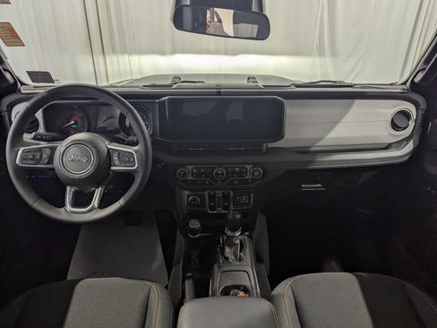 Used 2025 Jeep Wrangler Unlimited Sahara image 12