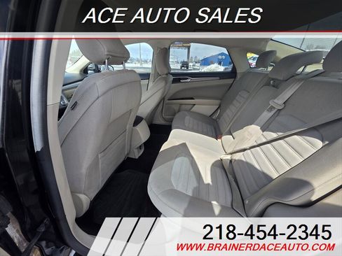 Used 2017 Ford Fusion SE image 16