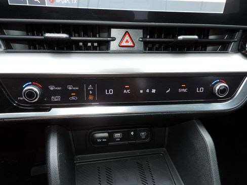 Used 2025 Kia Sportage EX FWD image 19