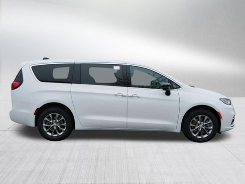 New 2026 Chrysler Pacifica Limited w/ Trailer Tow Group AWD/4WD image 8