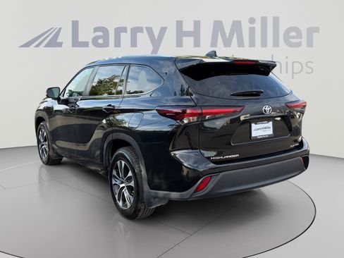 Used 2025 Toyota Highlander XLE AWD/4WD image 3