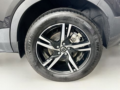 Used 2024 Volvo XC40 B5 Core image 11