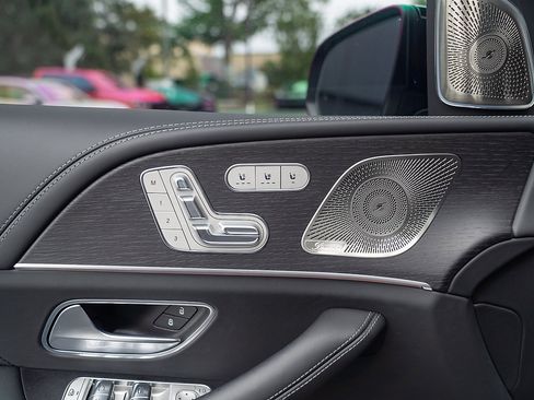 Used 2025 Mercedes-Benz Maybach GLS 600 4MATIC image 15