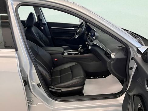Used 2025 Nissan Altima 2.5 SR FWD image 8