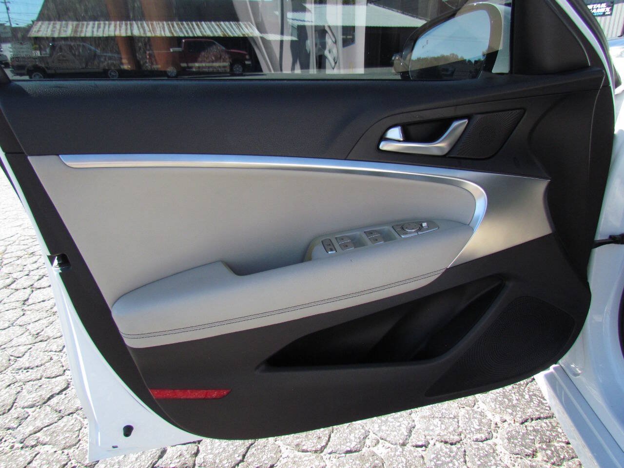 Used 2019 Genesis G70 2.0T Advanced RWD image 11